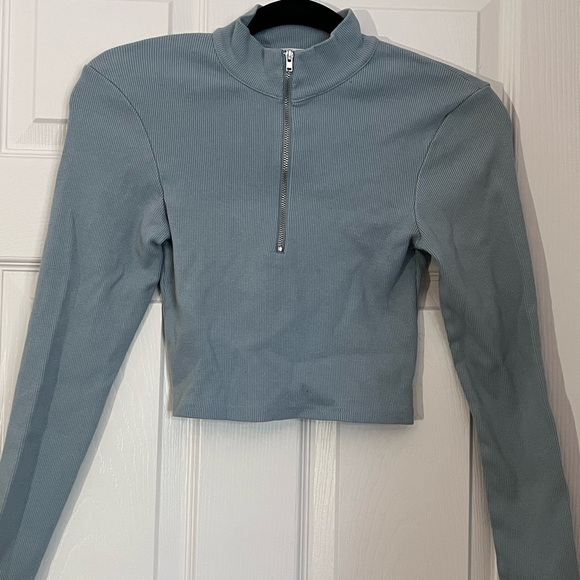Zara Cropped Long Sleeve - Picture 3 of 4